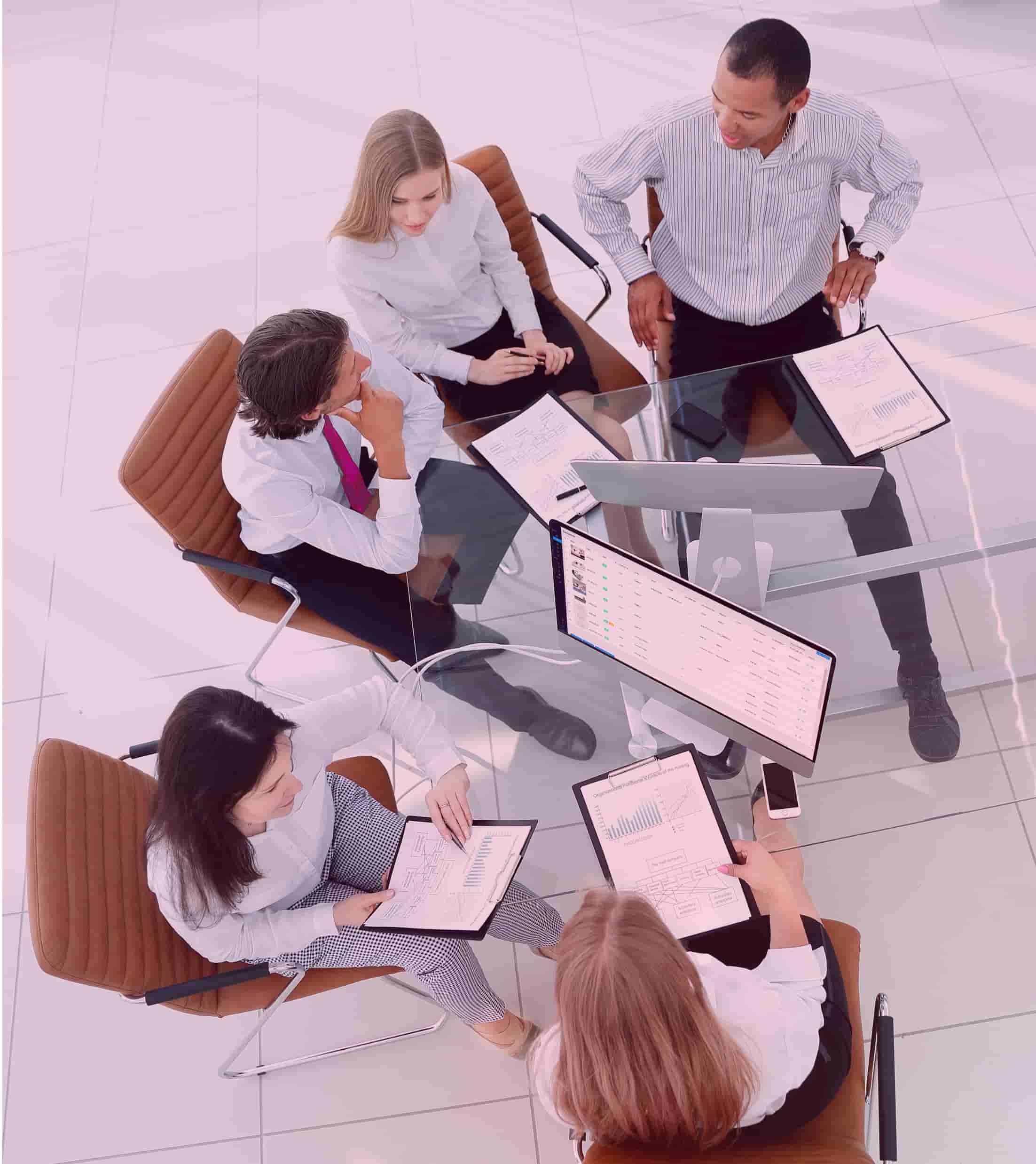 Ejecutivos en oficina2 2